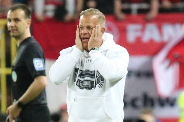 12.04.2025, xmohx, Fussball 2.Bundesliga, 1.FC Kaiserslautern - 1.FC Nürnberg v.l. Trainer Markus Anfang (1. FC Kaiserslautern) gibt Anweisungen, gestikuliert, mit den Armen gestikulieren gives instructions, gesticulate (DFL DFB REGULATIONS PROHIBIT ANY USE OF PHOTOGRAPHS as IMAGE SEQUENCES and or QUASI-VIDEO) Kaiserslautern