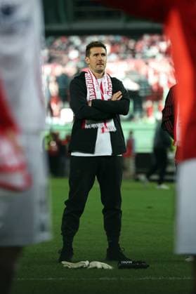 Sport Bilder des Tages 12.04.2025, xrekx, Fussball 2.Bundesliga, 1.FC Kaiserslautern - 1.FC Nürnberg v.l. Nuernberg Mannschaft, Spieler, jubeln nach Spielende, Team, Player, celebrate at the end of the match Miroslav Klose Trainer (1.FC Nuernberg) mit Schal (DFL DFB REGULATIONS PROHIBIT ANY USE OF PHOTOGRAPHS as IMAGE SEQUENCES and or QUASI-VIDEO) Kaiserslautern
