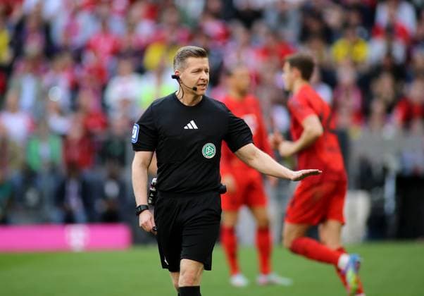 Fussball, Herren, Bundesliga, Saison 2024 2025, FC Bayern München - Borussia Dortmund, Allianz Arena Schiedsrichter Tobias Welz, hebt den linken Arm DFB, DFL regulations prohibit any use of photographs as image sequences and or quasi-video *** Football, Men, Bundesliga, Season 2024 2025, FC Bayern Munich Borussia Dortmund, Allianz Arena Referee Tobias Welz, raises his left arm DFB, DFL regulations prohibit any use of photographs as image sequences and or quasi video