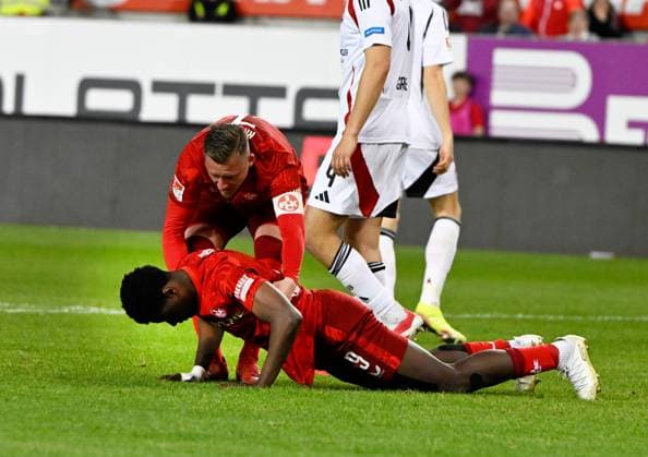 Fussball - 2. Bundesliga - Saison 2024 25 1. FC Kaiserslautern 12.04.2025 Fritz-Walter-Stadion 1. FC Kaiserslautern (fck) - 1. FC Nürnberg (fcn) 1:2 Marlon RITTER (1. FC Kaiserslautern), hilft Ragnar ACHE (1. FC Kaiserslautern) auf die Beine 1. FC Kaiserslautern