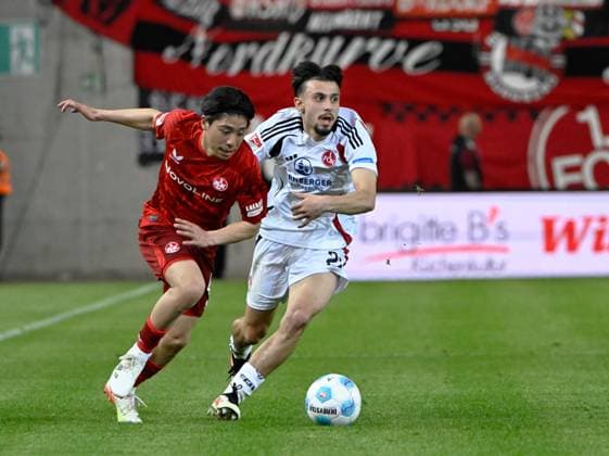 Fussball - 2. Bundesliga - Saison 2024 25 1. FC Kaiserslautern 12.04.2025 Fritz-Walter-Stadion 1. FC Kaiserslautern (fck) - 1. FC Nürnberg (fcn) 1:2 Daisuke YOKOTA (1. FC Kaiserslautern), li -Enrico VALENTINI (1. FC Nürnberg) 1. FC Kaiserslautern