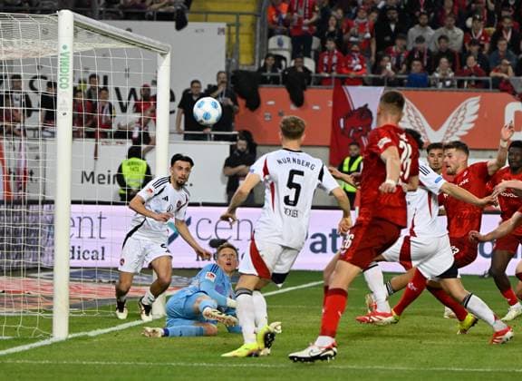 Fussball - 2. Bundesliga - Saison 2024 25 1. FC Kaiserslautern 12.04.2025 Fritz-Walter-Stadion 1. FC Kaiserslautern (fck) - 1. FC Nürnberg (fcn) Chaos im Nürnberger Strafraum: Torwart Jan REICHERT (1. FC Nürnberg), am Boden, (1. FC Nürnberg), Nr. 5, Filip KALOC (1. FC Kaiserslautern) 1. FC Kaiserslautern