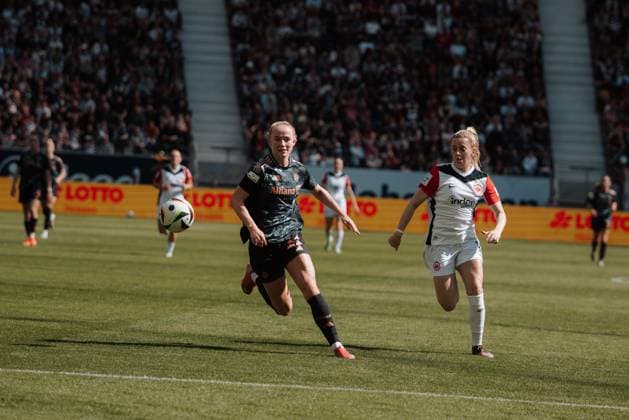 12.04.25, Frauen, Fussball, 1.BL, Saison 2024 2025, Eintracht Frankfurt - FC Bayern München, 19. Spieltag Lea Schüller 11 von Bayern München Sprint Duellzum Ball gegen Nina Lührssen 11 (Eintracht Frankfurt) Frankfurt Deutsche Bank Park HE Deutschland