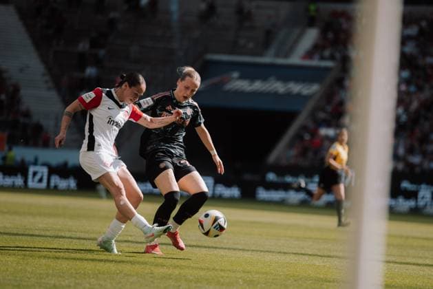 12.04.25, Frauen, Fussball, 1.BL, Saison 2024 2025, Eintracht Frankfurt - FC Bayern München, 19. Spieltag Geraldine Reuteler 14 (Eintracht Frankfurt) im Zweikampf mit Franziska Kett 20 von Bayern München Frankfurt Deutsche Bank Park HE Deutschland