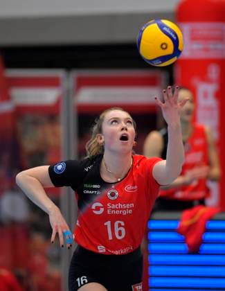 12.04.2025, Dresdens Emma Clothier beim Aufschlag, Volleyball, play off Halbfinale, best of three, Dresdner SC - MTV Stuttgart 3:2, (c) Dresden Sachsen