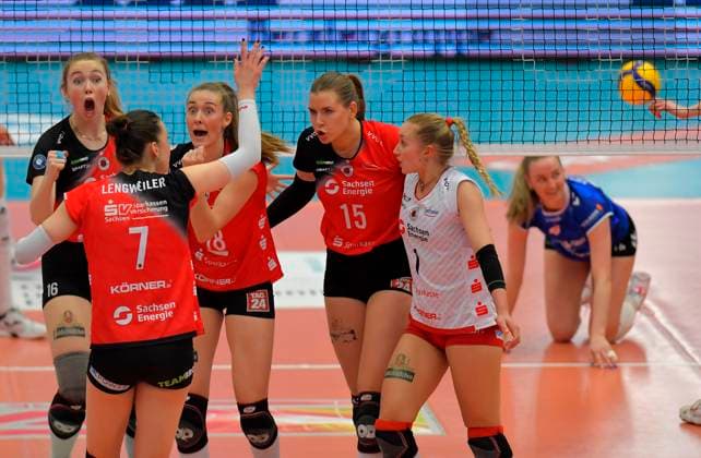 12.04.2025, Dresdens Spielerinnen jujbeln, v.l. Dresdens Emma Clothier, Nathalie Lemmens, Dresdens Sarah Straube, Dresdens Marta Levinska, Dresdens Patricia Nestler, Volleyball, play off Halbfinale, best of three, Dresdner SC - MTV Stuttgart 3:2, (c) Dresden Sachsen