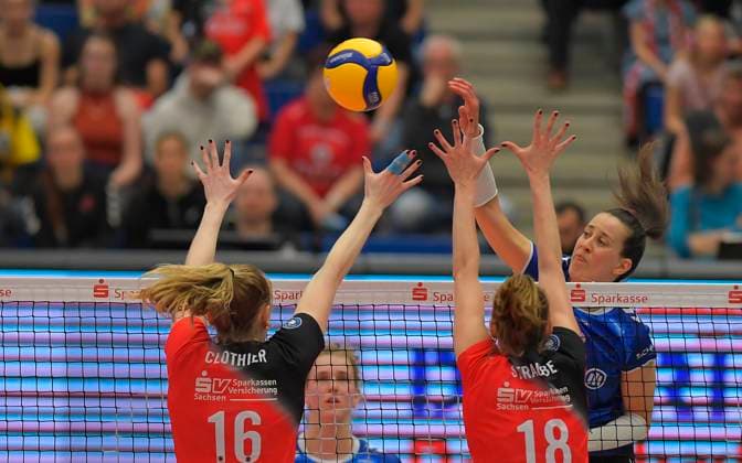 Sport Bilder des Tages 12.04.2025, Dresdens Nathalie Lemmens und Stuttgarts Maria Segura Palleres und Dresdens Emma Clothier und Dresdens Sarah Straube, Volleyball, play off Halbfinale, best of three, Dresdner SC - MTV Stuttgart 3:2, (c) Dresden Sachsen