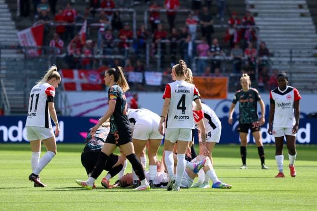 Frankfurt, Deutschland 12. April 2025: 1. BL - Frauen - 2024 2025 - Eintracht Frankfurt vs. FC Bayern München Im Bild: Jella Veit (Eintracht Frankfurt), auf dem Boden liegend, verletzt sich im Spiel gegen FC Bayern München DFB regulations prohibit any use of photographs as image sequences and or quasi-video Deutsche Bank Park Hessen Copyright: xFotostandx xFantinix