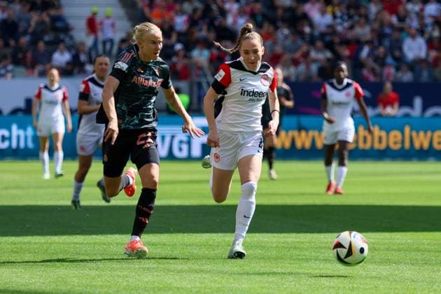 Frankfurt, Deutschland 12. April 2025: 1. BL - Frauen - 2024 2025 - Eintracht Frankfurt vs. FC Bayern München Im Bild: v.li. Pernille Harder (FC Bayern) und Sophia Kleinherne (Eintracht Frankfurt) im Laufduell DFB regulations prohibit any use of photographs as image sequences and or quasi-video Deutsche Bank Park Hessen Copyright: xFotostandx xFantinix