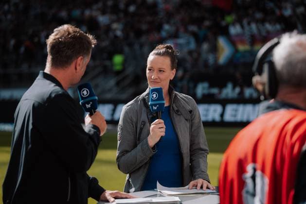 12.04.25, Frauen, Fussball, 1.BL, Saison 2024 2025, Eintracht Frankfurt - FC Bayern München, 19. Spieltag Almuth Schult (r.) und Claus Kufen (l.) Moderation für die ARD (Das Erste) am Pult im Stadion Frankfurt Deutsche Bank Park HE Deutschland