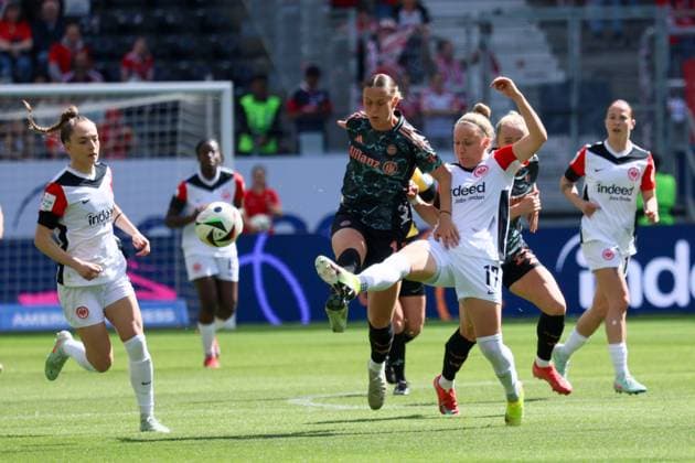 Frankfurt, Deutschland 12. April 2025: 1. BL - Frauen - 2024 2025 - Eintracht Frankfurt vs. FC Bayern München Im Bild: v.li. im Zweikampf Sophia Kleinherne (Eintracht Frankfurt), Klara Bühl Buehl (FC Bayern) und Pia-Sophie Wolter (Eintracht Frankfurt) DFB regulations prohibit any use of photographs as image sequences and or quasi-video Deutsche Bank Park Hessen Copyright: xFotostandx xFantinix
