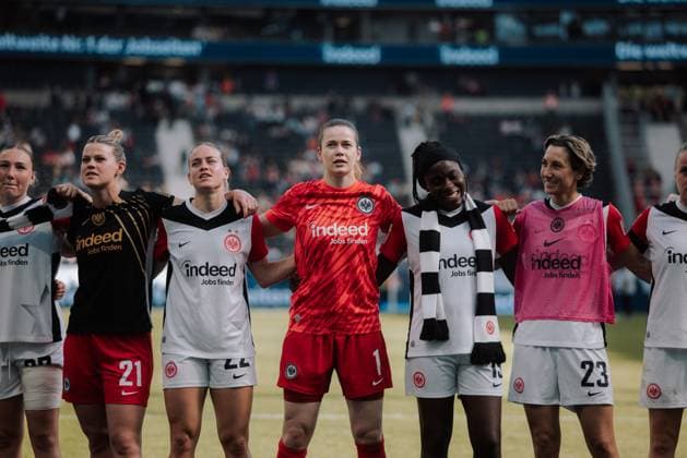 12.04.25, Frauen, Fussball, 1.BL, Saison 2024 2025, Eintracht Frankfurt - FC Bayern München, 19. Spieltag Sophie Nachtigall 27, Lea Paulick 21 und Nadine Riesen 22, Stina Johannes 1, Nicole Anyomi 19 und Sara Doorsoun 23 (Eintracht Frankfurt) stehen zusammen nach dem Spiel Frankfurt Deutsche Bank Park HE Deutschland