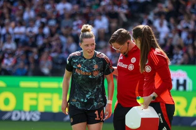 Frankfurt, Deutschland 12. April 2025: 1. BL - Frauen - 2024 2025 - Eintracht Frankfurt vs. FC Bayern München Im Bild: v.li. Alara (FC Bayern) verletzt sich am Knie beim Spiel gegen Eintracht Frankfurt DFB regulations prohibit any use of photographs as image sequences and or quasi-video Deutsche Bank Park Hessen Copyright: xFotostandx xFantinix