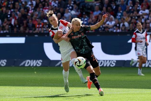 Frankfurt, Deutschland 12. April 2025: 1. BL - Frauen - 2024 2025 - Eintracht Frankfurt vs. FC Bayern München Im Bild: v.li. im Zweikampf Sophia Kleinherne (Eintracht Frankfurt) und Pernille Harder (FC Bayern) DFB regulations prohibit any use of photographs as image sequences and or quasi-video Deutsche Bank Park Hessen Copyright: xFotostandx xFantinix