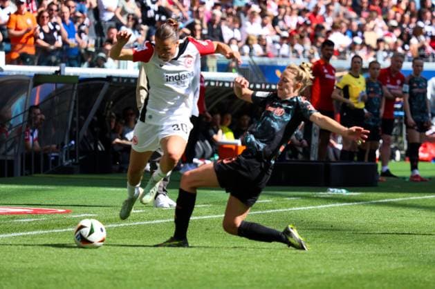 Frankfurt, Deutschland 12. April 2025: 1. BL - Frauen - 2024 2025 - Eintracht Frankfurt vs. FC Bayern München Im Bild: v.li. im Zweikampf Carlotta Wamser (Eintracht Frankfurt) und Carolin Simon (FC Bayern) DFB regulations prohibit any use of photographs as image sequences and or quasi-video Deutsche Bank Park Hessen Copyright: xFotostandx xFantinix