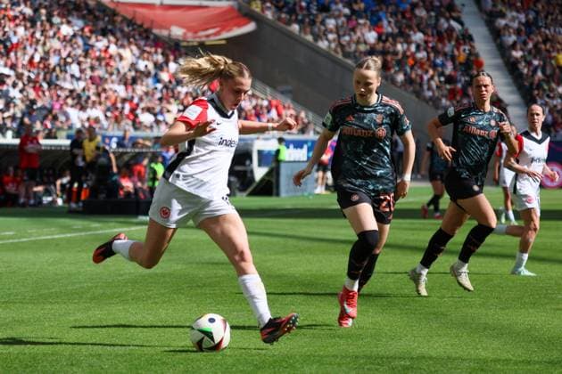 Frankfurt, Deutschland 12. April 2025: 1. BL - Frauen - 2024 2025 - Eintracht Frankfurt vs. FC Bayern München Im Bild: v.li. Laura Freigang (Eintracht Frankfurt) und Franziska Kett (FC Bayern) DFB regulations prohibit any use of photographs as image sequences and or quasi-video Deutsche Bank Park Hessen Copyright: xFotostandx xFantinix