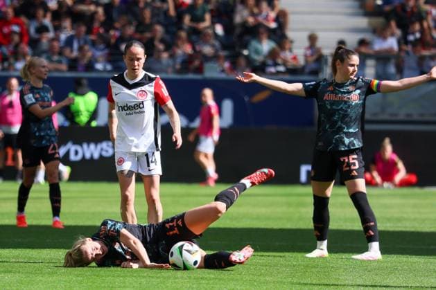 Frankfurt, Deutschland 12. April 2025: 1. BL - Frauen - 2024 2025 - Eintracht Frankfurt vs. FC Bayern München Im Bild: v.li. Lea Schüller Schueller (FC Bayern) verletzt sich im Zweikampf mit Geraldine Reuteler (Eintracht Frankfurt) DFB regulations prohibit any use of photographs as image sequences and or quasi-video Deutsche Bank Park Hessen Copyright: xFotostandx xFantinix