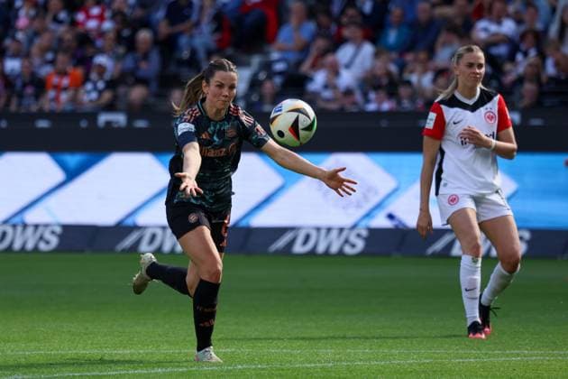 Frankfurt, Deutschland 12. April 2025: 1. BL - Frauen - 2024 2025 - Eintracht Frankfurt vs. FC Bayern München Im Bild: v.li. Tuva Hansen (FC Bayern) und Laura Freigang (Eintracht Frankfurt) DFB regulations prohibit any use of photographs as image sequences and or quasi-video Deutsche Bank Park Hessen Copyright: xFotostandx xFantinix