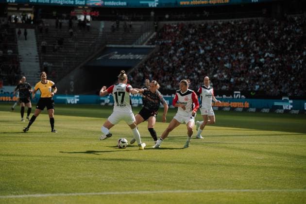 12.04.25, Frauen, Fussball, 1.BL, Saison 2024 2025, Eintracht Frankfurt - FC Bayern München, 19. Spieltag Pia-Sophie Wolter 17 (Eintracht Frankfurt) im Zweikampf mit Klara Bühl 17 von Bayern München Frankfurt Deutsche Bank Park HE Deutschland