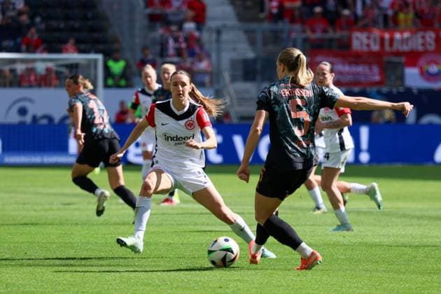 Frankfurt, Deutschland 12. April 2025: 1. BL - Frauen - 2024 2025 - Eintracht Frankfurt vs. FC Bayern München Im Bild: v.li. Lara Prasnikar (Eintracht Frankfurt) und Magdalena Eriksson (FC Bayern) DFB regulations prohibit any use of photographs as image sequences and or quasi-video Deutsche Bank Park Hessen Copyright: xFotostandx xFantinix