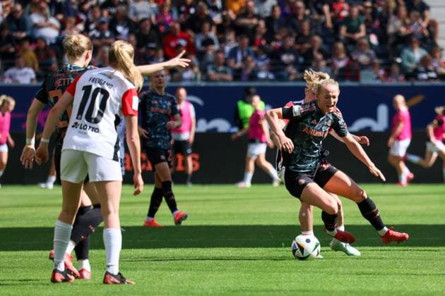 Frankfurt, Deutschland 12. April 2025: 1. BL - Frauen - 2024 2025 - Eintracht Frankfurt vs. FC Bayern München Im Bild: v.li. im Zweikampf Lea Schüller Schueller (FC Bayern) und Geraldine Reuteler (Eintracht Frankfurt) DFB regulations prohibit any use of photographs as image sequences and or quasi-video Deutsche Bank Park Hessen Copyright: xFotostandx xFantinix
