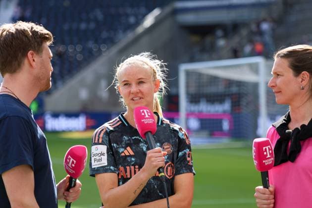 Frankfurt, Deutschland 12. April 2025: 1. BL - Frauen - 2024 2025 - Eintracht Frankfurt vs. FC Bayern München Im Bild: v.li. die Zweite Pernille Harder (FC Bayern) DFB regulations prohibit any use of photographs as image sequences and or quasi-video Deutsche Bank Park Hessen Copyright: xFotostandx xFantinix