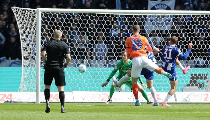 Aleksandar Vukotic köpft neben das Tor, Marton Dardai Zweikampf Spielszene Aktion Fußball Fussball DFL 2.Bundesliga Herren 29. Spieltag Saison 2024 2025 12.04.2025 Hertha BSC Berlin vs. SV Darmstadt 98 DFL regulations prohibit any use of photographs as image sequences and or quasi-video