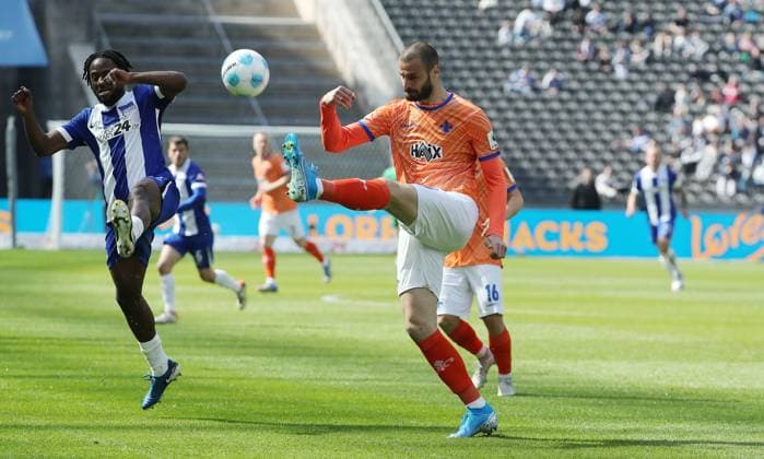 Deyovaisio Zeefuik, Aleksandar Vukotic am Ball Zweikampf Spielszene Aktion Fußball Fussball DFL 2.Bundesliga Herren 29. Spieltag Saison 2024 2025 12.04.2025 Hertha BSC Berlin vs. SV Darmstadt 98 DFL regulations prohibit any use of photographs as image sequences and or quasi-video