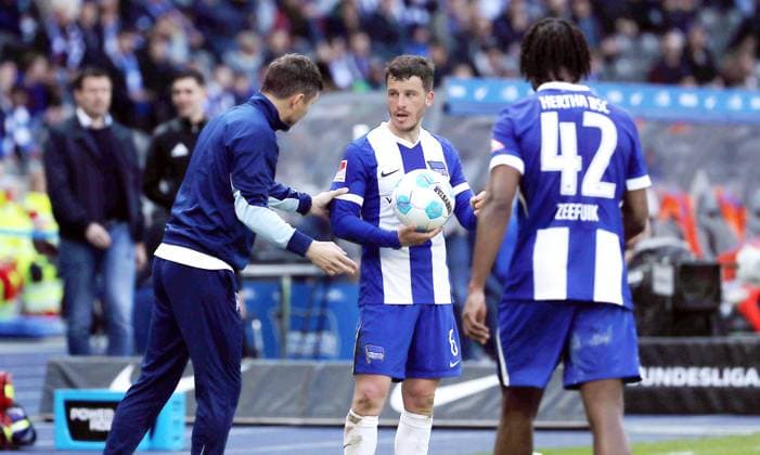 Trainer Stefan Leitl redet mit Diego Demme, Deyovaisio Zeefuik Aktion Oberkörper Fußball Fussball DFL 2.Bundesliga Herren 29. Spieltag Saison 2024 2025 12.04.2025 Hertha BSC Berlin vs. SV Darmstadt 98 DFL regulations prohibit any use of photographs as image sequences and or quasi-video