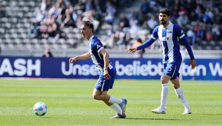 Michal Karbownik am Ball, Andreas Bouchalakis Einzelbild Freisteller Aktion Fußball Fussball DFL 2.Bundesliga Herren 29. Spieltag Saison 2024 2025 12.04.2025 Hertha BSC Berlin vs. SV Darmstadt 98 DFL regulations prohibit any use of photographs as image sequences and or quasi-video
