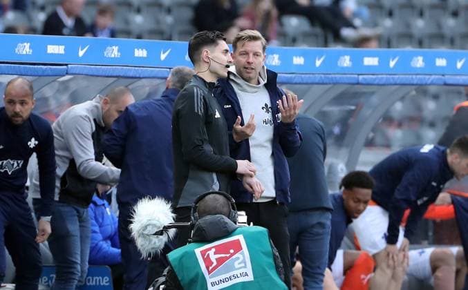 Trainer Florian Kohfeldt redet mit Vierter Offizieller Timon Schulz nach Spielende Fußball Fussball DFL 2.Bundesliga Herren 29. Spieltag Saison 2024 2025 12.04.2025 Hertha BSC Berlin vs. SV Darmstadt 98 DFL regulations prohibit any use of photographs as image sequences and or quasi-video
