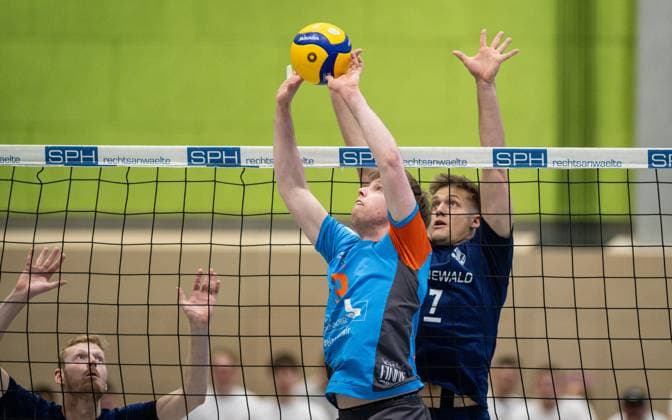 Volleyball, Saison 2024 2025, 2. Bundesliga Nord, 12.04.2025, 23. Spieltag, Herren, TuB Bocholt (dunkelblau) vs. Muenster Volleys (hellblau) v.l.: Thomas Wittkowski (TuB Bocholt), Moritz Lembeck (Muenster Volleys), Luis Kubo (TuB Bocholt), Bocholt Sporthalle West Nordrhein-Westfalen Deutschland
