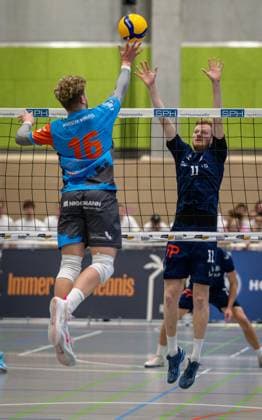 Volleyball, Saison 2024 2025, 2. Bundesliga Nord, 12.04.2025, 23. Spieltag, Herren, TuB Bocholt (dunkelblau) vs. Muenster Volleys (hellblau) v.l.: Dominik Rutke (Muenster Volleys), Thomas Wittkowski (TuB Bocholt), Bocholt Sporthalle West Nordrhein-Westfalen Deutschland
