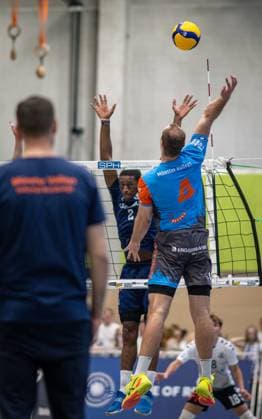 Volleyball, Saison 2024 2025, 2. Bundesliga Nord, 12.04.2025, 23. Spieltag, Herren, TuB Bocholt (dunkelblau) vs. Muenster Volleys (hellblau) v.l.: Rudy Schneider (TuB Bocholt), Erik Kerp (Muenster Volleys), Bocholt Sporthalle West Nordrhein-Westfalen Deutschland