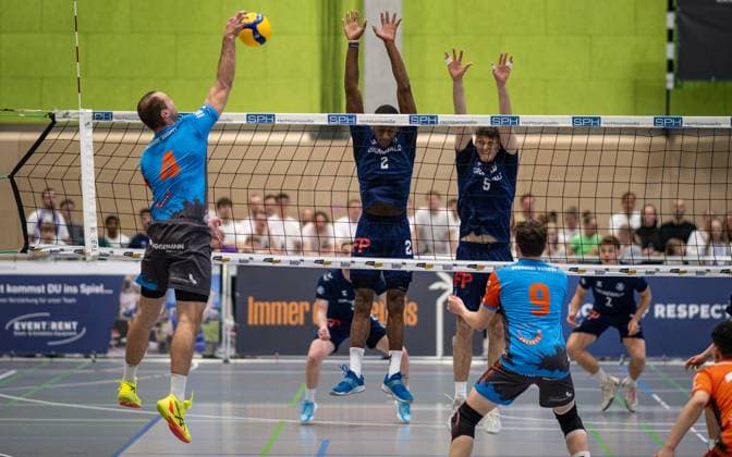 Volleyball, Saison 2024 2025, 2. Bundesliga Nord, 12.04.2025, 23. Spieltag, Herren, TuB Bocholt (dunkelblau) vs. Muenster Volleys (hellblau) v.l.: Erik Kerp (Muenster Volleys), Rudy Schneider (TuB Bocholt), Tobias John (TuB Bocholt), Niklas Kotte (Muenster Volleys), Bocholt Sporthalle West Nordrhein-Westfalen Deutschland