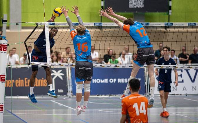 Sport Bilder des Tages Volleyball, Saison 2024 2025, 2. Bundesliga Nord, 12.04.2025, 23. Spieltag, Herren, TuB Bocholt (dunkelblau) vs. Muenster Volleys (hellblau) v.l.: Rudy Schneider (TuB Bocholt), Dominik Rutke (Muenster Volleys), Kaijie Zhang (Libero Muenster Volleys), Tim Wahl (Muenster Volleys), Joos Meckelholt (TuB Bocholt), Bocholt Sporthalle West Nordrhein-Westfalen Deutschland