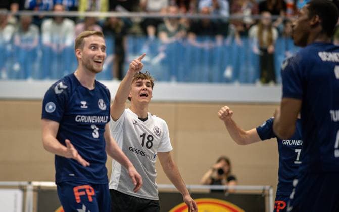 Volleyball, Saison 2024 2025, 2. Bundesliga Nord, 12.04.2025, 23. Spieltag, Herren, TuB Bocholt (dunkelblau) vs. Muenster Volleys (hellblau) v.l.: Noah van Dam (TuB Bocholt), Nico Janitzki (Libero TuB Bocholt), Bocholt Sporthalle West Nordrhein-Westfalen Deutschland