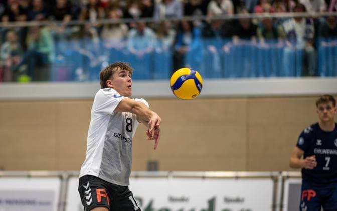 Volleyball, Saison 2024 2025, 2. Bundesliga Nord, 12.04.2025, 23. Spieltag, Herren, TuB Bocholt (dunkelblau) vs. Muenster Volleys (hellblau) Nico Janitzki (Libero TuB Bocholt), Bocholt Sporthalle West Nordrhein-Westfalen Deutschland