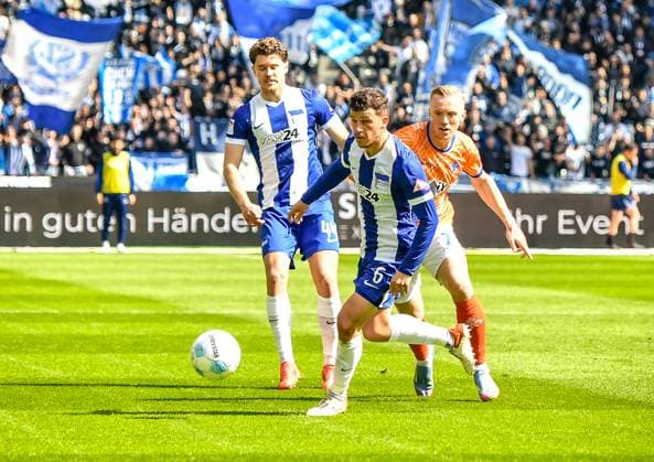 Fussball 2.Bundesliga, Hertha BSC Berlin - SV Darmstadt 98 12.04.2025, xdanx, Fussball 2.Bundesliga, Hertha BSC Berlin - SV Darmstadt 98 v.l. Linus Gechter (Hertha BSC), Isac Lidberg (SV Darmstadt 98), Diego Demme (Hertha BSC) Zweikampf, Duell, Kampf, tackle (DFL DFB REGULATIONS PROHIBIT ANY USE OF PHOTOGRAPHS as IMAGE SEQUENCES and or QUASI-VIDEO) Daniel Lakomski Mix1Press Berlin Olympiastadion Berlin Deutschland (DEU)