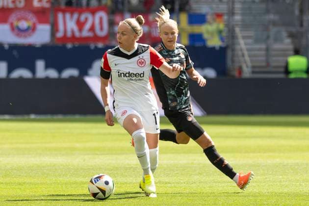 Google Pixel Frauen-Bundesliga: Eintracht Frankfurt - FC Bayern München, 12.04.2025 Pia-Sophie Wolter (Eintracht Frankfurt 17) & Pernille Harder (FC Bayern München 21), Eintracht Frankfurt - FC Bayern München, Frankfurt, Deutsche Bank Park, 12.4.2025 Copyright: xBEAUTIFULxSPORTS Gawlikx