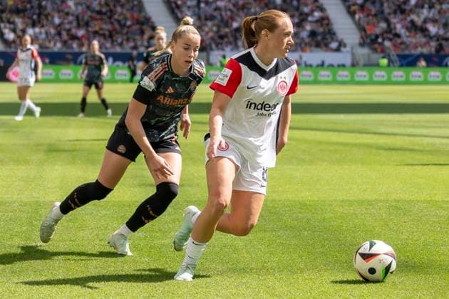 Google Pixel Frauen-Bundesliga: Eintracht Frankfurt - FC Bayern München, 12.04.2025 Giulia Gwinn (FC Bayern München 7) & Lisanne Gräwe (Eintracht Frankfurt 8), Eintracht Frankfurt - FC Bayern München, Frankfurt, Deutsche Bank Park, 12.4.2025 Copyright: xBEAUTIFULxSPORTS Gawlikx