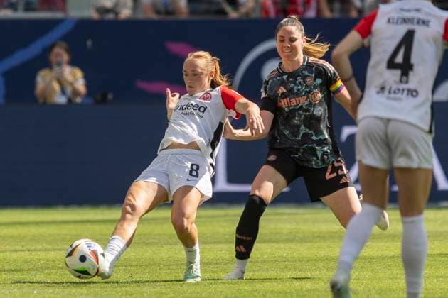 Google Pixel Frauen-Bundesliga: Eintracht Frankfurt - FC Bayern München, 12.04.2025 Lisanne Gräwe (Eintracht Frankfurt 8) & Sarah Zadrazil (FC Bayern München 25), Eintracht Frankfurt - FC Bayern München, Frankfurt, Deutsche Bank Park, 12.4.2025 Copyright: xBEAUTIFULxSPORTS Gawlikx