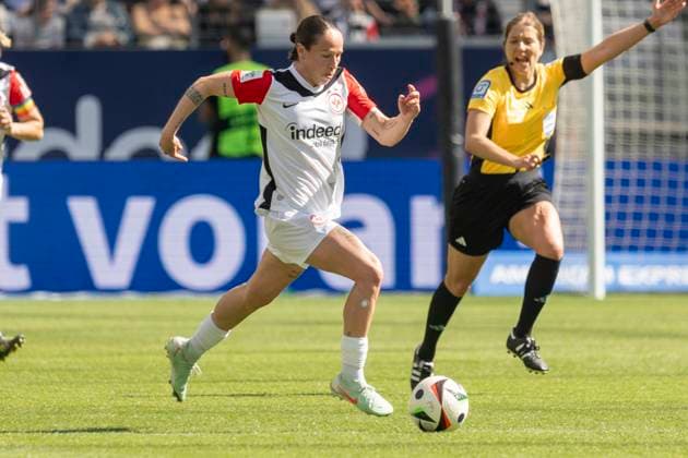 Google Pixel Frauen-Bundesliga: Eintracht Frankfurt - FC Bayern München, 12.04.2025 Geraldine Reuteler (Eintracht Frankfurt 14) am Ball, Eintracht Frankfurt - FC Bayern München, Frankfurt, Deutsche Bank Park, 12.4.2025 Copyright: xBEAUTIFULxSPORTS Gawlikx
