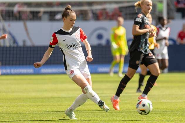Google Pixel Frauen-Bundesliga: Eintracht Frankfurt - FC Bayern München, 12.04.2025 Sophia Kleinherne (Eintracht Frankfurt 4) am Ball, Eintracht Frankfurt - FC Bayern München, Frankfurt, Deutsche Bank Park, 12.4.2025 Copyright: xBEAUTIFULxSPORTS Gawlikx