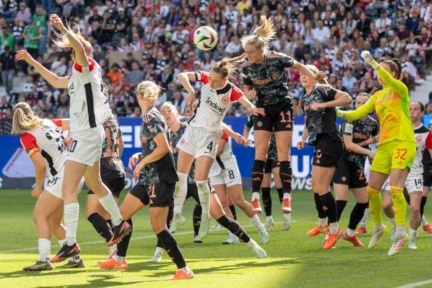 Sport Bilder des Tages Google Pixel Frauen-Bundesliga: Eintracht Frankfurt - FC Bayern München, 12.04.2025 Lea Schüller (FC Bayern München 11) köpft den Ball vor Sophia Kleinherne (Eintracht Frankfurt 4) weg, Eintracht Frankfurt - FC Bayern München, Frankfurt, Deutsche Bank Park, 12.4.2025 Copyright: xBEAUTIFULxSPORTS Gawlikx