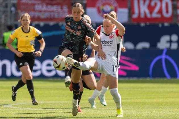 Google Pixel Frauen-Bundesliga: Eintracht Frankfurt - FC Bayern München, 12.04.2025 Klara Bühl (FC Bayern München 17) & Pia-Sophie Wolter (Eintracht Frankfurt 17) im Kampf um den Ball, Eintracht Frankfurt - FC Bayern München, Frankfurt, Deutsche Bank Park, 12.4.2025 Copyright: xBEAUTIFULxSPORTS Gawlikx
