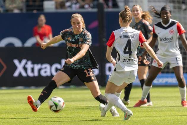 Google Pixel Frauen-Bundesliga: Eintracht Frankfurt - FC Bayern München, 12.04.2025 Sophia Kleinherne (Eintracht Frankfurt 4) & Sydney Lohmann (FC Bayern München 12), Eintracht Frankfurt - FC Bayern München, Frankfurt, Deutsche Bank Park, 12.4.2025 Copyright: xBEAUTIFULxSPORTS Gawlikx