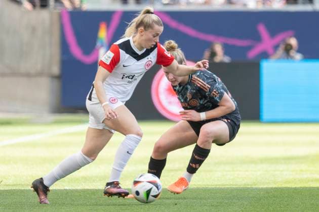 Google Pixel Frauen-Bundesliga: Eintracht Frankfurt - FC Bayern München, 12.04.2025 Nina Lührßen Lührssen (Eintracht Frankfurt 11) & Alara Sehitler (FC Bayern München 14), Eintracht Frankfurt - FC Bayern München, Frankfurt, Deutsche Bank Park, 12.4.2025 Copyright: xBEAUTIFULxSPORTS Gawlikx