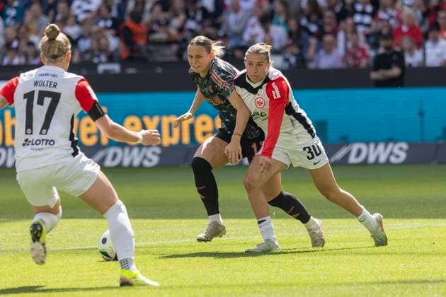 Google Pixel Frauen-Bundesliga: Eintracht Frankfurt - FC Bayern München, 12.04.2025 Klara Bühl (FC Bayern München 17) & Carlotta Wamser (Eintracht Frankfurt 30), Eintracht Frankfurt - FC Bayern München, Frankfurt, Deutsche Bank Park, 12.4.2025 Copyright: xBEAUTIFULxSPORTS Gawlikx