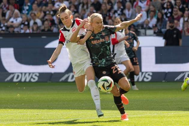 Google Pixel Frauen-Bundesliga: Eintracht Frankfurt - FC Bayern München, 12.04.2025 Sophia Kleinherne (Eintracht Frankfurt 4) & Pernille Harder (FC Bayern München 21) im Kampf um den ball, Eintracht Frankfurt - FC Bayern München, Frankfurt, Deutsche Bank Park, 12.4.2025 Copyright: xBEAUTIFULxSPORTS Gawlikx